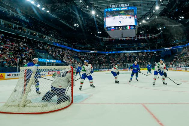 FRIBOURG, SWITZERLAND - MAY 25: goalkeeper Damian Clara of Italy 2nd R) can™t saves on Jan Drozg of Slovenia not showed) during the 2026 IIHF Ice hockey, Eishockey World Championship, WM, Weltmeisterschaft Switzerland game between Slovenia and Italy at BCF Arena on May 25, 2026 in Fribourg, Fribourg. Fribourg BCF Arena Fribourg Switzerland Copyright: xJustPictures.ch JarixPestelaccix jp-en-EuSpIm-JP6_JAR_Slovenia_Italy_25May2026_00065-2