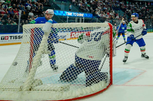 FRIBOURG, SWITZERLAND - MAY 25: goalkeeper Damian Clara of Italy can™t saves during the 2026 IIHF Ice hockey, Eishockey World Championship, WM, Weltmeisterschaft Switzerland game between Slovenia and Italy at BCF Arena on May 25, 2026 in Fribourg, Fribourg. Fribourg BCF Arena Fribourg Switzerland Copyright: xJustPictures.ch JarixPestelaccix jp-en-EuSpIm-JP6_JAR_Slovenia_Italy_25May2026_00065
