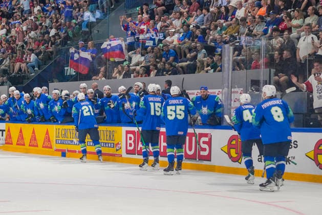 FRIBOURG, SWITZERLAND - MAY 25: Jan Drozg of Slovenia L) celebrates his goal with the bench during the 2026 IIHF Ice hockey, Eishockey World Championship, WM, Weltmeisterschaft Switzerland game between Slovenia and Italy at BCF Arena on May 25, 2026 in Fribourg, Fribourg. Fribourg BCF Arena Fribourg Switzerland Copyright: xJustPictures.ch JarixPestelaccix jp-en-EuSpIm-JP6_JAR_Slovenia_Italy_25May2026_00074