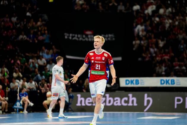 Frederik Bo Andersen läuft mit dem Ball in der Hand über das Spielfeld der Barclays Arena. Im Hintergrund folgt ein Spieler von Frisch Auf Göppingen in weißem Trikot. Handball Verein Hamburg vs. Frisch Auf Göppingen Copyright: xPhilippHeistx