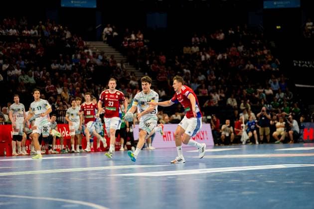 Elias Newel von Frisch Auf Göppingen (weißes Trikot) mit Ball im Angriff gegen Moritz Sauter vom HSV Hamburg (rotes Trikot) in der Barclays Arena. Intensive Defensivsituation während der DAIKIN Handball-Bundesliga-Partie mit zahlreichen Zuschauern im Hintergrund. Handball Verein Hamburg vs. Frisch Auf Göppingen Copyright: xPhilippHeistx