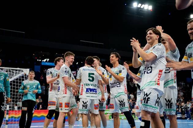 Oskar Neudeck und seine Teamkollegen von Frisch Auf Göppingen jubeln nach erfolgreicher Spielszene in der Barclays Arena. Die Spieler in weißen Trikots zeigen intensive Emotionen während des Bundesliga-Spiels gegen HSV Hamburg. Handball Verein Hamburg vs. Frisch Auf Göppingen Copyright: xPhilippHeistx