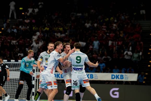 Ludvig Jurmala Åström und seine Göppinger Teamkollegen jubeln nach einem Tor in der Barclays Arena. Der Kreisläufer ist Mittelpunkt einer Jubelszene mit mehreren Spielern in weißen Trikots während des Bundesliga-Spiels gegen Hamburg. Handball Verein Hamburg vs. Frisch Auf Göppingen Copyright: xPhilippHeistx