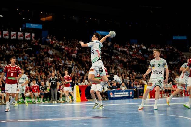 Oskar Neudeck von Frisch Auf Göppingen springt in der Barclays Arena zum Torwurf ab und hält den Ball über seinem Kopf. Nicolaj Jörgensen vom HSV Hamburg und weitere Spieler beobachten die Aktion auf dem Spielfeld. Handball Verein Hamburg vs. Frisch Auf Göppingen Copyright: xPhilippHeistx