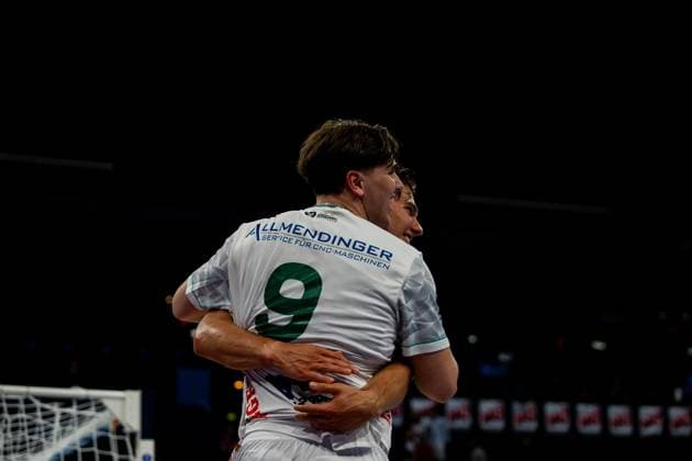 Ein Spieler von Frisch Auf Göppingen in weißem Trikot mit der Nummer 9 während einer Spielaktion in der Barclays Arena. Das Spielfeld und die Toranlage sind im Hintergrund zu sehen. Handball Verein Hamburg vs. Frisch Auf Göppingen Copyright: xPhilippHeistx