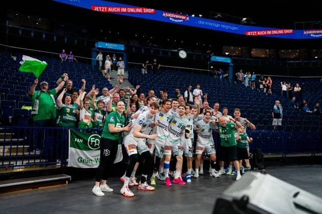 Spieler von Frisch Auf Göppingen in weißen Trikots feiern mit Fans in der Barclays Arena nach dem Bundesliga-Spiel gegen HSV Hamburg. Die Mannschaft posiert vor den Zuschauern auf dem Spielfeld. Handball Verein Hamburg vs. Frisch Auf Göppingen Copyright: xPhilippHeistx