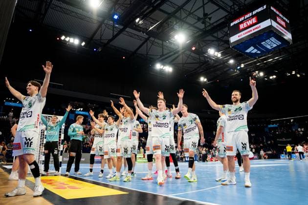 Die Mannschaft von Frisch Auf Göppingen feiert nach dem Spiel in der Barclays Arena. Oskar Neudeck und seine Teamkollegen recken die Arme in die Höhe und bejubeln den Sieg vor den Zuschauern. Handball Verein Hamburg vs. Frisch Auf Göppingen Copyright: xPhilippHeistx