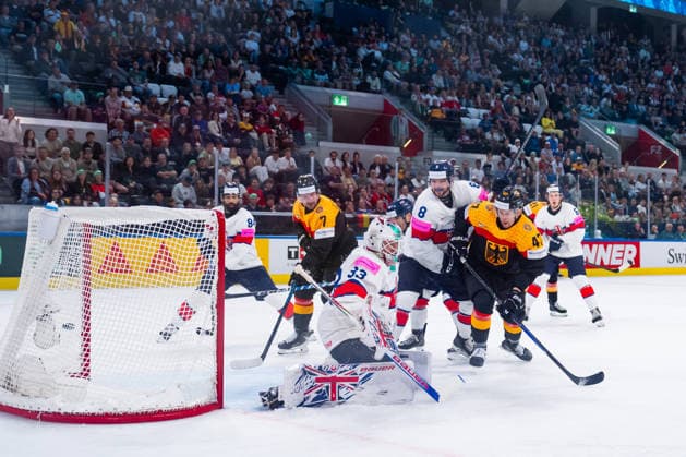 ZURICH, SWITZERLAND - MAY 25: 6:1 Goal of Leon Gawanke (Germany, 9) during the Preliminary Round - Group A Match 49 between Germany and Great Britain at the IIHF Ice hockey, Eishockey World Championship, WM, Weltmeisterschaft 2026, Swiss Life Arena on May 25, 2026 in Zurich, Switzerland. Zurich Switzerland Copyright: xTimoxSteinx