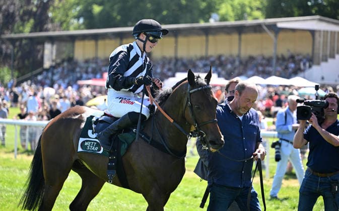25.05.2026, xophax, kölngalopp , Rennbahn Weidenpesch , Benefiz Renntag , Sieg im dritten Rennen : Sibylle Vogt auf Stingray, Koeln