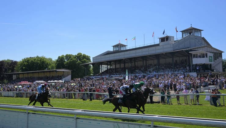 25.05.2026, xophax, kölngalopp , Rennbahn Weidenpesch , Benefiz Renntag , Pferderennbahn mit Zuschauertribüne Koeln