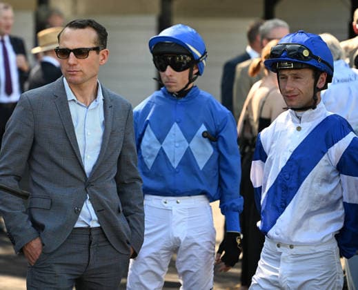 25.05.2026, xophax, kölngalopp , Rennbahn Weidenpesch , Benefiz Renntag , Trainer Henk Grewe mit Jockey Eddy Hardouin und Jockey Olson Murphy, rechts Koeln