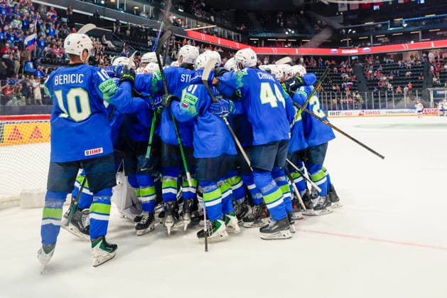 FRIBOURG, SWITZERLAND - MAY 25: Slovenia celebrates victory and saves his spot in Top Division during the 2026 IIHF Ice hockey, Eishockey World Championship, WM, Weltmeisterschaft Switzerland game between Slovenia and Italy at BCF Arena on May 25, 2026 in Fribourg, Fribourg. Fribourg BCF Arena Fribourg Switzerland Copyright: xJustPictures.ch JarixPestelaccix jp-en-EuSpIm-JP6_JAR_Slovenia_Italy_25May2026_00125