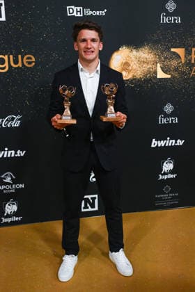 260525 Pro League Awards 2026 Christos Tzolis pictured with the trophee of player of the season and most assists during the Pro League Awards for season 2025-2026. On Monday 25 May 2026 in Antwerpen , BELGIUM . PHOTO SPORTPIX David Catry Antwerpen Handelsbeurs Antwerpen BELGIUM  Copyright: xSportpix.bex xDavidxCatryxDavidxCatryx
