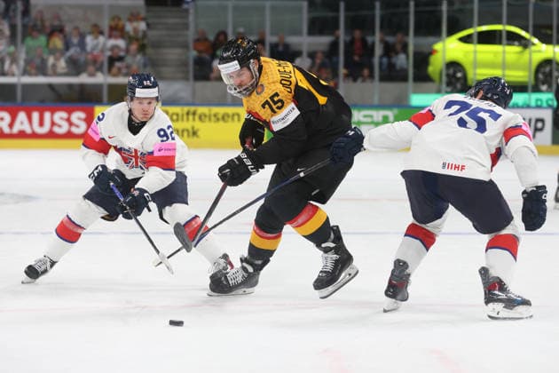 25.05.2026 Swiss Life Arena Zuerich , SCHWEIZ, Herren Eishockey IIHF World Championship, WM, Weltmeisterschaft Zurich 2026 Gruppe A GER - GBR Samuel Dove-McFalls (mitte,GER) gegen Josh Waller (li) und Robert Dowd (GBR)