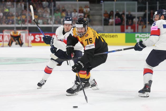 25.05.2026 Swiss Life Arena Zuerich , SCHWEIZ, Herren Eishockey IIHF World Championship, WM, Weltmeisterschaft Zurich 2026 Gruppe A GER - GBR Samuel Dove-McFalls (mitte,GER) gegen Josh Waller (li) und Robert Dowd (GBR)