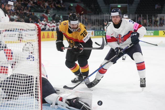 25.05.2026 Swiss Life Arena Zuerich , SCHWEIZ, Herren Eishockey IIHF World Championship, WM, Weltmeisterschaft Zurich 2026 Gruppe A GER - GBR Samuel Dove-McFalls (li,GER) gegen Liam Steele (re) vor Torwart Ben Bowns (GBR)