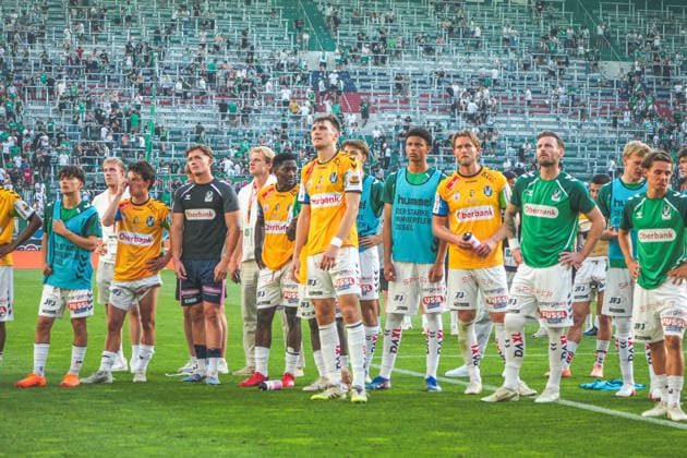 Fussball Österreich, Admiral Bundesliga Europacup-Playoff Finale ECL 2025 2026, SK Rapid Wien vs. SV Oberbank Ried - Allianz Stadion (Weststadion, Wien Hütteldorf): Spieler mit den Fans nach dem Spiel Copyright: xLukasxBierederx