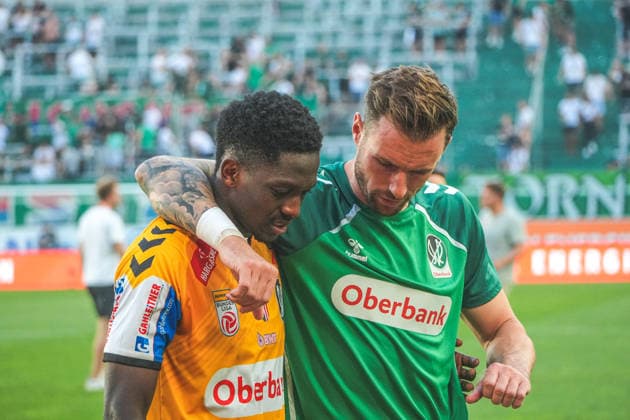 Fussball Österreich, Admiral Bundesliga Europacup-Playoff Finale ECL 2025 2026, SK Rapid Wien vs. SV Oberbank Ried - Allianz Stadion (Weststadion, Wien Hütteldorf): Kingstone Mutandwa (SV Oberbank Ried) mit Michael Sollbauer (SV Oberbank Ried) Copyright: xLukasxBierederx