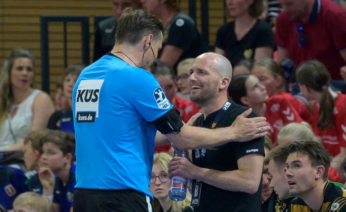 25.05.2026,Dresdens Trainer André Haber spricht mit dem Schiedsrichter, Handball, 2. Bundesliga, HC ELbflorenz Dresden -TSV Bayer Dormagen, (c) Dresden