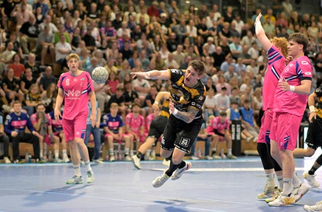 25.05.2026, Dresdens Oliver Seidler wirft unbedrängt, links Dormagens Florian Boehnert, Handball, 2. Bundesliga, HC ELbflorenz Dresden -TSV Bayer Dormagen, (c) Dresden