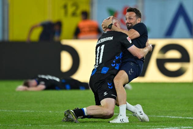Paderborn, Home Deluxe Arena, 25.05.26, GER, Herren, Relegation, Saison 2025-2026, SC Paderborn 07 - VfL Wolfsburg Bild: Schlussjubel, Emotion, Freude bei v.li. Sven MICHEL (Paderborn) und Trainer Ralf KETTEMANN (Paderborn) nach dem Aufstieg DFL regulations prohibit any use of photographs as image sequences and or quasi-video. NRW Deutschland
