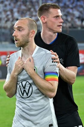 Paderborn, Home Deluxe Arena, 25.05.26, GER, Herren, Relegation, Saison 2025-2026, SC Paderborn 07 - VfL Wolfsburg Bild: v.li. Christian ERIKSEN (Wolfsburg) und Steffen TIGGES (Paderborn) DFL regulations prohibit any use of photographs as image sequences and or quasi-video. NRW Deutschland