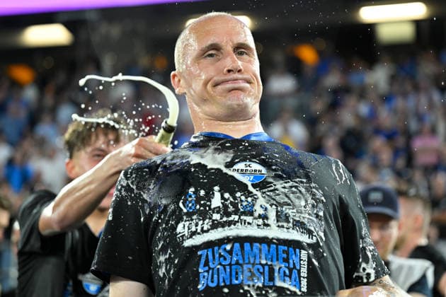 Paderborn, Home Deluxe Arena, 25.05.26, GER, Herren, Relegation, Saison 2025-2026, SC Paderborn 07 - VfL Wolfsburg Bild: Schlussjubel, Emotion, Freude bei Sven MICHEL (Paderborn) mit Bierdusche DFL regulations prohibit any use of photographs as image sequences and or quasi-video. NRW Deutschland