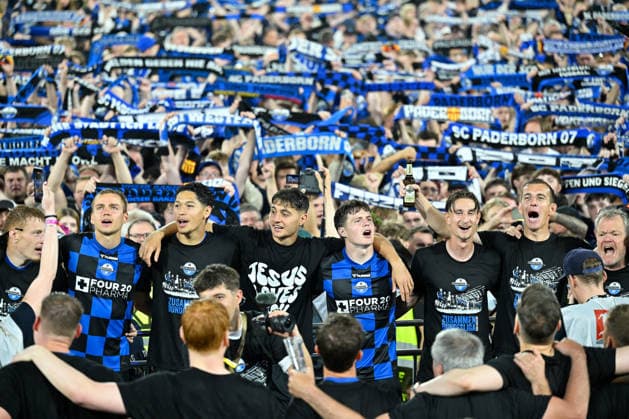 Paderborn, Home Deluxe Arena, 25.05.26, GER, Herren, Relegation, Saison 2025-2026, SC Paderborn 07 - VfL Wolfsburg Bild: Schlussjubel, Emotion, Freude bei den Spielern des SC Paderborn nach dem Aufstieg DFL regulations prohibit any use of photographs as image sequences and or quasi-video. NRW Deutschland