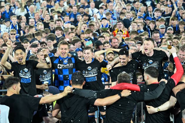 Paderborn, Home Deluxe Arena, 25.05.26, GER, Herren, Relegation, Saison 2025-2026, SC Paderborn 07 - VfL Wolfsburg Bild: Schlussjubel, Emotion, Freude bei den Spielern des SC Paderborn nach dem Aufstieg DFL regulations prohibit any use of photographs as image sequences and or quasi-video. NRW Deutschland