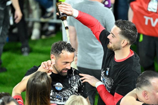 Paderborn, Home Deluxe Arena, 26.05.26, GER, Herren, Relegation, Saison 2025-2026, SC Paderborn 07 - VfL Wolfsburg Bild: Schlussjubel, Emotion, Freude bei v.li.Trainer Ralf KETTEMANN (Paderborn) und Torwart Dennis SEIMEN (Paderborn) mit Bierdusche DFL regulations prohibit any use of photographs as image sequences and or quasi-video. NRW Deutschland