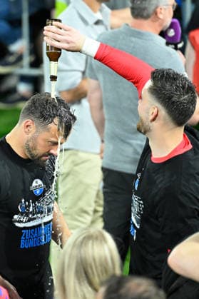 Paderborn, Home Deluxe Arena, 26.05.26, GER, Herren, Relegation, Saison 2025-2026, SC Paderborn 07 - VfL Wolfsburg Bild: Schlussjubel, Emotion, Freude bei v.li.Trainer Ralf KETTEMANN (Paderborn) und Torwart Dennis SEIMEN (Paderborn) mit Bierdusche DFL regulations prohibit any use of photographs as image sequences and or quasi-video. NRW Deutschland