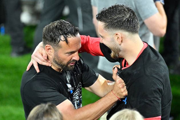 Paderborn, Home Deluxe Arena, 26.05.26, GER, Herren, Relegation, Saison 2025-2026, SC Paderborn 07 - VfL Wolfsburg Bild: Schlussjubel, Emotion, Freude bei v.li.Trainer Ralf KETTEMANN (Paderborn) und Torwart Dennis SEIMEN (Paderborn) DFL regulations prohibit any use of photographs as image sequences and or quasi-video. NRW Deutschland