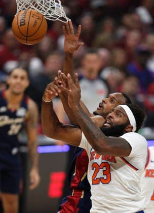 NBA, Basketball Herren, USA East Conference Finals Game 4 - New York Knicks at Cleveland Cavaliers Cleveland Cavaliers center Evan Mobley and New York Knicks center forward Mitchell Robinson (R) reach for a loose ball during Game 4 of the NBA East Conference Finals between the Cleveland Cavaliers and the New York Knicks in Cleveland City, USA, 25 May 2026. CLEVELAND United States  Copyright: xDAVIDxMAXWELLx