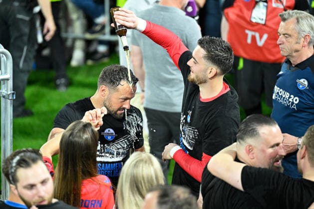 Paderborn, Home Deluxe Arena, 26.05.26, GER, Herren, Relegation, Saison 2025-2026, SC Paderborn 07 - VfL Wolfsburg Bild: Schlussjubel, Emotion, Freude bei v.li.Trainer Ralf KETTEMANN (Paderborn) und Torwart Dennis SEIMEN (Paderborn) mit Bierdusche DFL regulations prohibit any use of photographs as image sequences and or quasi-video. NRW Deutschland
