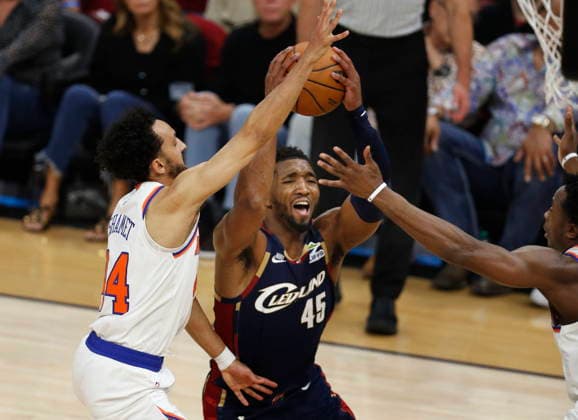 NBA, Basketball Herren, USA East Conference Finals Game 4 - New York Knicks at Cleveland Cavaliers New York Knicks guard Landry Shamet (L) defends Cleveland Cavaliers guard Donovan Mitchell (R) during Game 4 of the NBA East Conference Finals between the Cleveland Cavaliers and the New York Knicks in Cleveland, Ohio, USA, 25 May 2026. CLEVELAND United States  Copyright: xDAVIDxMAXWELLx