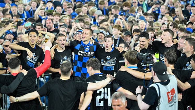 Paderborn, Home Deluxe Arena, 25.05.26, GER, Herren, Relegation, Saison 2025-2026, SC Paderborn 07 - VfL Wolfsburg Bild: Schlussjubel, Emotion, Freude bei den Spielern des SC Paderborn nach dem Aufstieg DFL regulations prohibit any use of photographs as image sequences and or quasi-video. NRW Deutschland