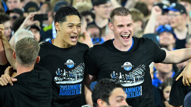 Paderborn, Home Deluxe Arena, 25.05.26, GER, Herren, Relegation, Saison 2025-2026, SC Paderborn 07 - VfL Wolfsburg Bild: Schlussjubel, Emotion, Freude bei den Spielern des SC Paderborn nach dem Aufstieg. v.li. Santiago CASTANEDA (Paderborn) und Steffen TIGGES (Paderborn) DFL regulations prohibit any use of photographs as image sequences and or quasi-video. NRW Deutschland