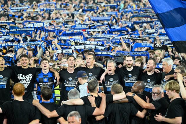 Paderborn, Home Deluxe Arena, 25.05.26, GER, Herren, Relegation, Saison 2025-2026, SC Paderborn 07 - VfL Wolfsburg Bild: Schlussjubel, Emotion, Freude bei den Spielern des SC Paderborn nach dem Aufstieg DFL regulations prohibit any use of photographs as image sequences and or quasi-video. NRW Deutschland