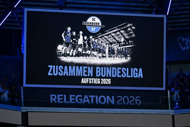 Paderborn, Home Deluxe Arena, 25.05.26, GER, Herren, Relegation, Saison 2025-2026, SC Paderborn 07 - VfL Wolfsburg Bild: Anzeigetafel mit Glückwünschen zum Aufstieg DFL regulations prohibit any use of photographs as image sequences and or quasi-video. NRW Deutschland