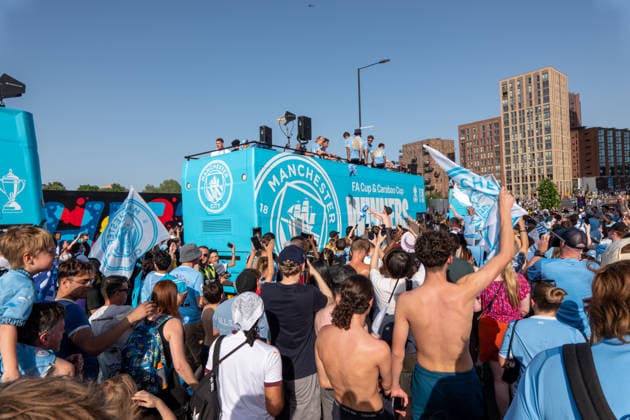 Manchester City Victory Parade in Manchester, UK - 25 May 2026 Fans follow the victory bus. Manchester City stars Erling Haaland and John Stones soak up the joyous atmosphere during the open-top bus parade, celebrating the club s trophy-winning season with refreshing drinks and tossing autographed shirts to thousands of ecstatic fans lining the streets of Manchester. The club celebrated a historic domestic cup double, along with the Women s Super League championship victory. Manchester United, ManU Kingdom Copyright: xGaryxRobertsx xSOPAxImagesx GROBERTS-12