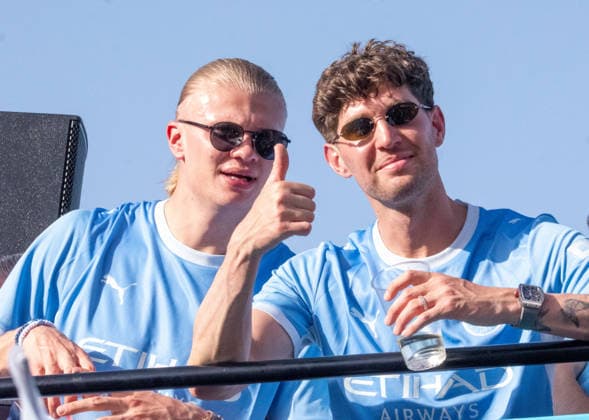 Manchester City Victory Parade in Manchester, UK - 25 May 2026 (L-R) Erling Haaland and John Stones celebrating and give thumbs up. Manchester City stars Erling Haaland and John Stones soak up the joyous atmosphere during the open-top bus parade, celebrating the club s trophy-winning season with refreshing drinks and tossing autographed shirts to thousands of ecstatic fans lining the streets of Manchester. The club celebrated a historic domestic cup double, along with the Women s Super League championship victory. Manchester United, ManU Kingdom Copyright: xGaryxRobertsx xSOPAxImagesx GROBERTS-2