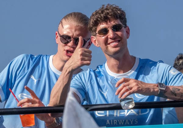 Manchester City Victory Parade in Manchester, UK - 25 May 2026 (L-R) Erling Haaland and John Stones celebrating and give thumbs up. Manchester City stars Erling Haaland and John Stones soak up the joyous atmosphere during the open-top bus parade, celebrating the club s trophy-winning season with refreshing drinks and tossing autographed shirts to thousands of ecstatic fans lining the streets of Manchester. The club celebrated a historic domestic cup double, along with the Women s Super League championship victory. Manchester United, ManU Kingdom Copyright: xGaryxRobertsx xSOPAxImagesx GROBERTS-4