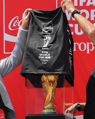 Coca-Cola FIFA World Cup, WM, Weltmeisterschaft, Fussball 26 - Trophy Tour The FIFA World Cup trophy being unveiled to be shown to the people during the Coca-Cola FIFA WORLD CUP 26 - Trophy Tour at Nathan Philips Square on May 25, 2026 in Toronto, Canada. (Photo by Leonardo Ramirez Eyepix Group) Copyright: xLeonardoxRamirezx xEyepixxGroupx 05252026-07497