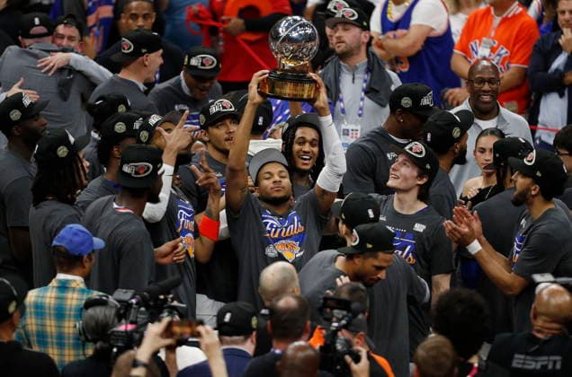 NBA, Basketball Herren, USA East Conference Finals Game 4 - New York Knicks at Cleveland Cavaliers New York Knicks players celebrate with the NBA Eastern Conference championship trophy after winning Game 4 of the NBA East Conference Finals between the Cleveland Cavaliers and the New York Knicks in Cleveland, Ohio, USA, 25 May 2026. CLEVELAND United States  Copyright: xDAVIDxMAXWELLx