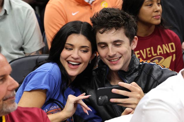 Kylie Jenner takes a selfie with Timothe e Chalamet during the third quarter of the New York Knics game against the Cleveland Cavaliers in the Eastern Conference Final game 4 to win the series 4-0 in Cleveland, Ohio Monday May 25, 2026. The Knicks clinched the series with a 130-93 win.  CLE20260525121 AARONxJOSEFCZYK