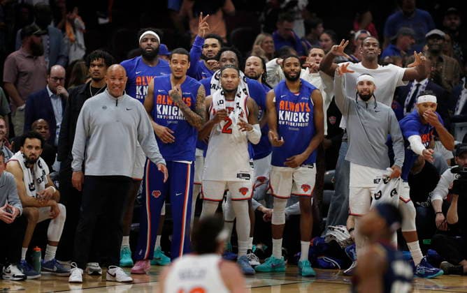 NBA, Basketball Herren, USA East Conference Finals Game 4 - New York Knicks at Cleveland Cavaliers New York Knicks players look on as they get ready to celebrate during the closing moments of Game 4 of the NBA East Conference Finals between the Cleveland Cavaliers and the New York Knicks in Cleveland, Ohio, USA, 25 May 2026. CLEVELAND United States  Copyright: xDAVIDxMAXWELLx