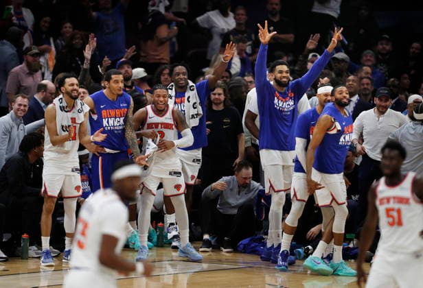 NBA, Basketball Herren, USA East Conference Finals Game 4 - New York Knicks at Cleveland Cavaliers New York Knicks players begin to celebrate during the closing moments of Game 4 of the NBA East Conference Finals between the Cleveland Cavaliers and the New York Knicks in Cleveland, Ohio, USA, 25 May 2026. CLEVELAND United States  Copyright: xDAVIDxMAXWELLx