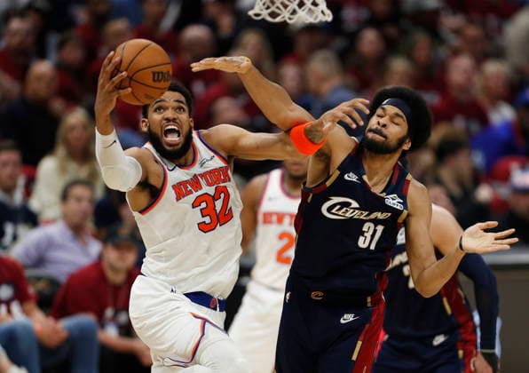 NBA, Basketball Herren, USA East Conference Finals Game 4 - New York Knicks at Cleveland Cavaliers New York Knicks center forward Karl-Anthony Towns (L) goes to the basket against Cleveland Cavaliers center Jarrett Allen (R) during Game 4 of the NBA East Conference Finals between the Cleveland Cavaliers and the New York Knicks in Cleveland, Ohio, USA, 25 May 2026. CLEVELAND United States  Copyright: xDAVIDxMAXWELLx
