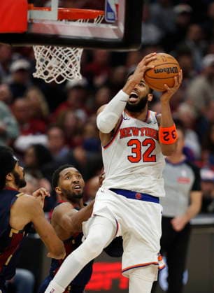 NBA, Basketball Herren, USA East Conference Finals Game 4 - New York Knicks at Cleveland Cavaliers New York Knicks center forward Karl-Anthony Towns (R) works to the basket against Cleveland Cavaliers guard Donovan Mitchell (C) and Cleveland Cavaliers center Jarrett Allen (L) during Game 4 of the NBA East Conference Finals between the Cleveland Cavaliers and the New York Knicks in Cleveland, Ohio, USA, 25 May 2026. CLEVELAND United States  Copyright: xDAVIDxMAXWELLx