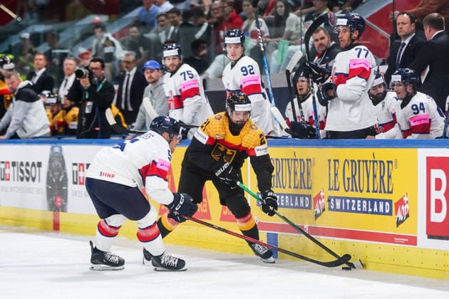 Ice hockey, Eishockey - IIHF WC 2026 ZURICH,SWITZERLAND,25.MAY.26 - ICE HOCKEY - IIHF Ice Hockey World Championship, WM, Weltmeisterschaft 2026, group stage, Germany vs Great Britain. Image shows Ben Davies (GBR) and Nicolas Krammer (GER).  GEPAxpictures xMaticxKlansek